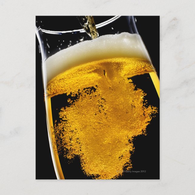 Carte Postale Bière coulée dans le verre, studio tourné (Devant)