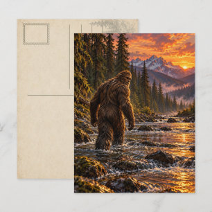 Carte postale Bigfoot de la rivière au crépuscule