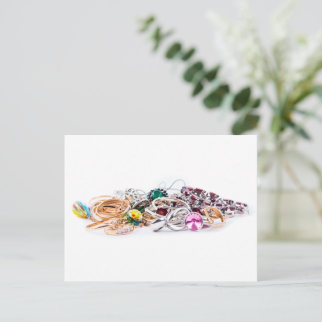 Carte Postale Bijoux en blanc (Debout devant)