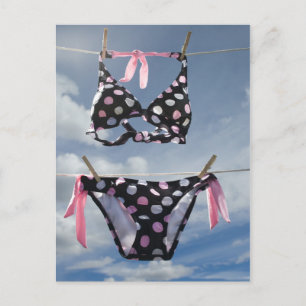 Carte Postale Bikini Accroché Sur Une Ligne De Clothèse