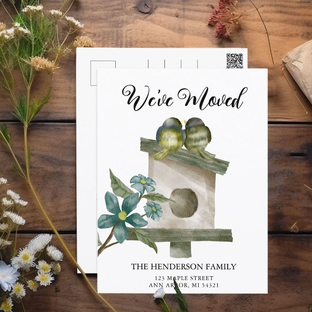 Carte postale Birdhouse New Home Moving Faire-part (Birdhouse with love birds we've moved moving cards.)