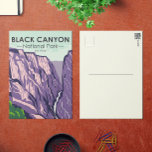 Carte Postale Black Canyon Of The Gunnison National Park Vintage<br><div class="desc">Noir Canyon dessin vectoriel. Le parc entoure une partie d'une gorge profonde aux parois abruptes taillée dans la roche précambrienne au bord de la rivière Gunnison. La faune comprend des cerfs mulets,  des wapitis et des aigles dorés.</div>
