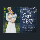 Carte Postale Bleu Jar Lumières Brosse Script Enregistrer la dat<br><div class="desc">Script de brosse moderne,  Bois bleu rustique,  Lumières à cordes avec jarres Mason,  Enregistrer la date Fiançailles Couple Photo Carte Postale</div>