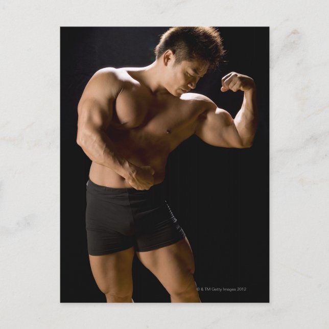 Carte Postale Bodybuilder masculin flexion des muscles, vue avan (Devant)