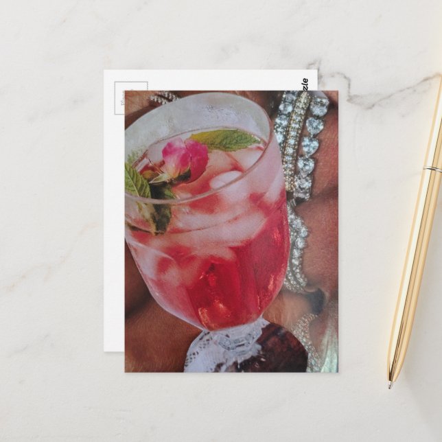 Carte Postale Boisson Rose Élégante et Bijoux Collage en Techniq (Devant/Arrière en situation)
