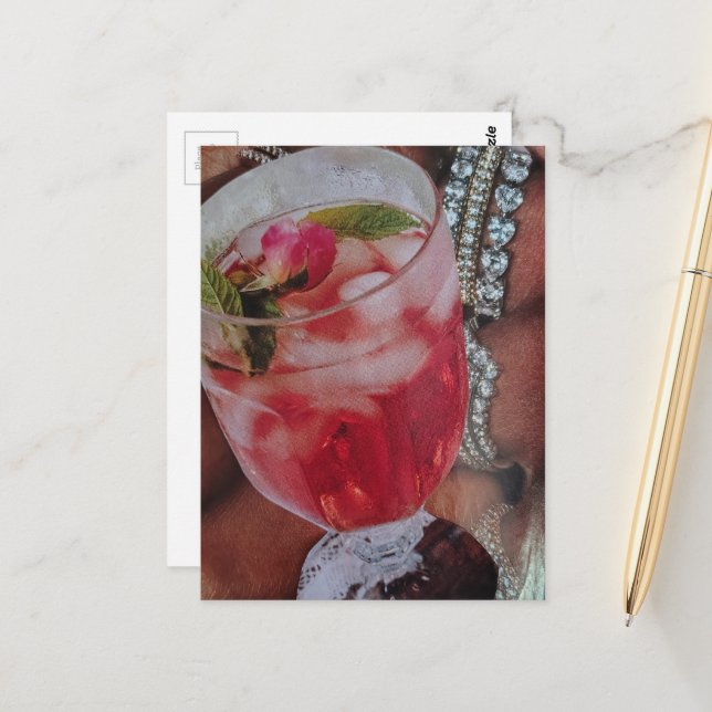 Carte Postale Boisson Rose Élégante et Bijoux Collage Multimédia (Devant/Arrière en situation)