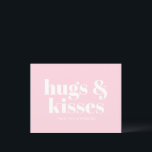 Carte Postale Boissons et baisers rose blanc moderne typographie<br><div class="desc">Hugs et baisers rose et blanc moderne audacieux typographie personnalisée carte postale mignonne. Texte blanc personnalisé typographie moderne,  arrière - plan rose clair. Idéal pour la Saint Valentin,  anniversaires,  fêtes,  etc. pour vos amis et proches. Vérifiez le reste de la collection pour les éléments correspondants et coordonnés.</div>