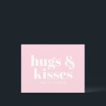 Carte Postale Boissons et baisers rose blanc moderne typographie<br><div class="desc">Hugs et baisers rose et blanc moderne audacieux typographie personnalisée carte postale mignonne. Texte blanc personnalisé typographie moderne,  arrière - plan rose clair. Idéal pour la Saint Valentin,  anniversaires,  fêtes,  etc. pour vos amis et proches. Vérifiez le reste de la collection pour les éléments correspondants et coordonnés.</div>