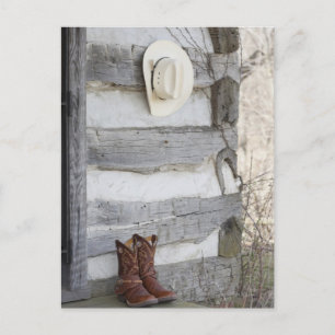Carte Postale Bottes Cowboy et casquette en dehors du cabine de