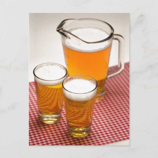 Carte Postale Boucher de bière et deux verres remplis de bière (Devant)