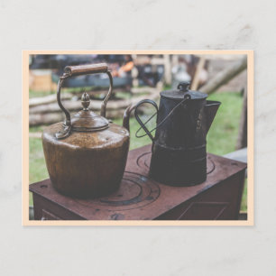 Carte Postale Bouilloires à thé vintages sur un vieux poêle