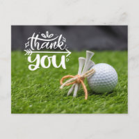 Boule de golf et tee sont sur l'herbe verte merci 