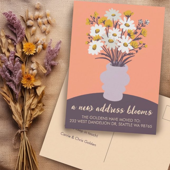 Carte Postale Bouquet de Faire-part mobiles de nouvelles adresse (Custom moving announcement change of address postcard with charming daisy bouquet. )