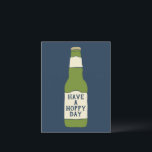 Carte Postale Bouteille de bière verte Have a Hoppy Day<br><div class="desc">Cette carte postale est parfaite pour envoyer un message joyeux (ou plutôt, houblonné) à votre amateur de bière préféré. Elle présente une illustration d'une bouteille de bière en verre vert avec une étiquette de couleur crème sur fond bleu marine. L'étiquette de la bouteille de bière indique HAVE A HOPPY DAY...</div>