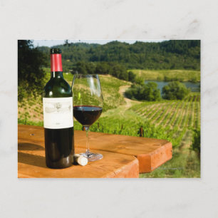 Carte Postale Bouteille de vin rouge et de verre sur la table