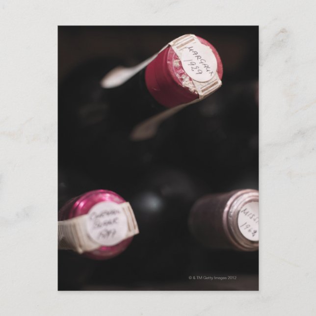 Carte Postale Bouteilles de vin, gros plan, Suède. (Devant)