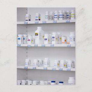 Carte Postale bouteilles sur les étagères d'une pharmacie