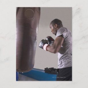 Carte Postale Boxe avec punching bag dans la salle de gym