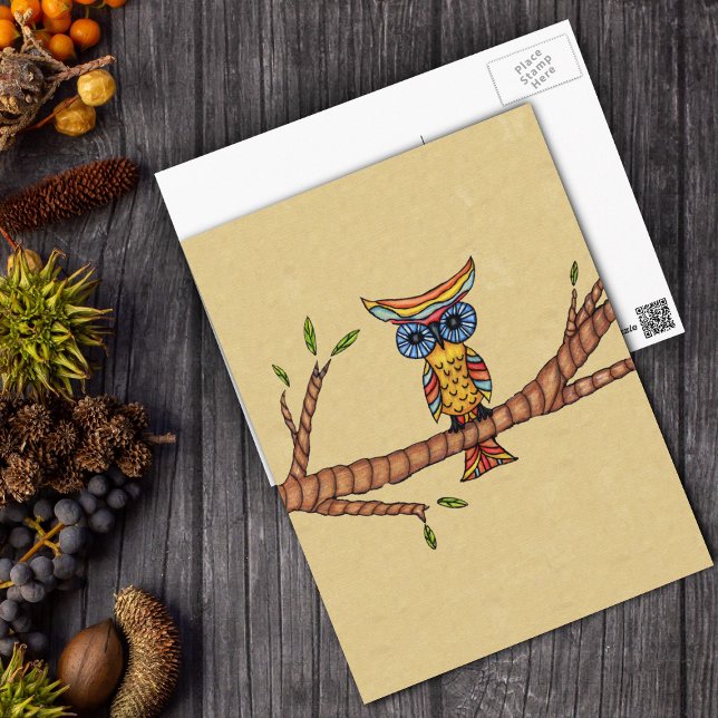 Carte Postale Branche de chouette colorée (Fantasy colourful owl blue eyes sitting on tree branch on tan postcard.)
