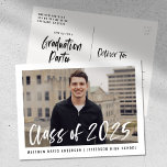 Carte Postale Brosse moderne Script encadré Photo Graduation Par<br><div class="desc">Cartes postales élégantes et modernes d'invitation à la remise des diplômes avec la photo du diplômé encadrée en blanc avec "Classe de 2025" dans une superposition de script blanc aquarelle. Personnalisez le devant en ajoutant le nom du diplômé et le nom de l'école en noir. L'invitation inverse pour afficher en...</div>