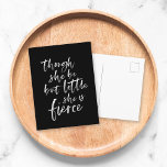 Carte Postale Brosse Script Petit Mais Fierce William Shakespear<br><div class="desc">Élégant script de brosse blanche de la citation "bien qu'elle ne soit que petite, elle est féroce" de A Midsummer Night's Dream de William Shakespeare contre un arrière - plan noir. *Veuillez noter que le filigrane Zazzle qui apparaît dans l'aperçu du zoom n'apparaîtra PAS sur le produit imprimé final. ©...</div>