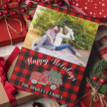 Carte Postale Buffalo Plaid Vintage Christmas Camion Photo<br><div class="desc">Cette conception a été créée par art numérique. Elle peut être personnalisée en cliquant sur le bouton personnaliser et en modifiant la photo, la couleur, en ajoutant un nom, des initiales ou vos mots préférés. Contactez-moi à l'adresse colorflowcreations@gmail.com si vous souhaitez que ce design soit disponible sur un autre produit....</div>