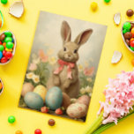 Carte Postale Bunny vintage de Pâques<br><div class="desc">Cette conception a été créée par art numérique. Elle peut être personnalisée en cliquant sur le bouton personnaliser et en modifiant la couleur, en ajoutant un nom, des initiales ou vos mots préférés. Contactez-moi à l'adresse colorflowcreations@gmail.com si vous souhaitez que ce design soit disponible sur un autre produit. Voir d'autres...</div>