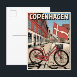 Carte Postale Cadeaux de bicyclette vintages du danemark de Cope<br><div class="desc">Dans les rues colorées et lumineuses de Copenhague, les châteaux s'élèvent et des vélos prennent l'avion. Ramenez à la maison une carte postale, un souvenir à partager, pour les amis et la famille qui souhaitent y être.</div>