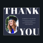 Carte Postale Cadre de photo arrondi pour remerciement de fin d'<br><div class="desc">Cadre de photo avant arrondi,  carte de remerciement pour la remise des diplômes de la classe terminale. Fond de couleur bleu marine uni,  "MERCI" en caractères gras blancs et lignes de texte modèle pour le nom du diplômé,  promotion de l'année et de l'école.</div>