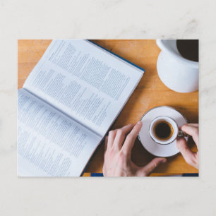Carte Postale Café et livre ; Dimanche Lazy
