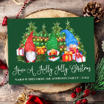 Carte Postale Calligraphie amusante Holly Jolly Gnomes de Noël V<br><div class="desc">Script de calligraphie moderne Avoir une carte postale Gnomes d'aquarelle de Noël Holly Jolly avec pins. Nom de famille et année - Forest Green arrière - plan et lumières à cordes colorées.</div>