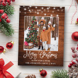 Carte Postale Calligraphie amusante Noël Lumières en bois Photo<br><div class="desc">Script de calligraphie moderne Joyeux Noël Famille Photo Holiday Carte Postale - Rustique Pays Bois avec lumières à cordes</div>