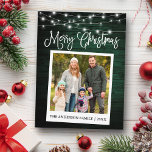 Carte Postale Calligraphie Green Wood Lights Caméra instantanée<br><div class="desc">Script de calligraphie moderne,  Style Caméra instantanée Photo Joyeux Noël Carte postale - Rustique Pays Bois vert avec lumières à cordes</div>