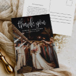 Carte Postale Calligraphie moderne Script Mariage Photo Merci<br><div class="desc">Cette carte postale Mariage de script de calligraphie moderne comprend votre photo de mariage complète,  avec superposition de script de calligraphie. Customisez votre mariage spécial merci au dos,  ou retirez-le pour laisser le dos vide pour votre message de remerciement manuscrit.</div>