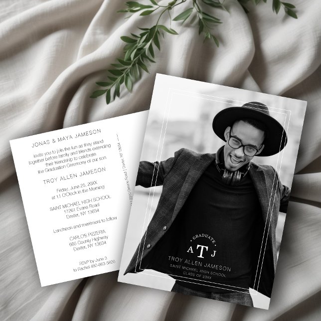 Carte Postale Calligraphie Moderne Simple Photo Grad Initiales (Simple Chic Modern Calligraphy Photo Graduate Initials Invitation Card.)