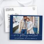Carte Postale Calligraphie Se Marier Enregistrer La Date Bleu<br><div class="desc">Calligraphie moderne tendance Script Couple Photo Nous nous marions Enregistrer la date Fiançailles Carte postale - Navy Blue</div>