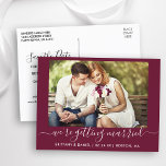Carte Postale Calligraphie Se Marier Enregistrer La Date Bourgog<br><div class="desc">Calligraphie moderne tendance Script Couple Photo Nous nous marions Enregistrer la date Fiançailles Carte postale - Bourgogne</div>