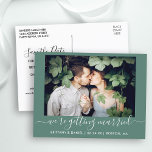 Carte Postale Calligraphie Se Marier Enregistrer La Date Vert<br><div class="desc">Calligraphie moderne tendance Script Couple Photo Nous nous marions Enregistrer la date Fiançailles Carte postale - Eucalyptus Green</div>