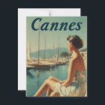 Carte Postale Cannes vintage<br><div class="desc">Cet élégant poster vintage saisit le charme intemporel de Cannes sur la Côte d'Azur. Une femme en tenue classique des années 1950 s'assoit gracieusement, admirant le port rempli d'élégants voiliers. La lumière méditerranéenne chaleureuse, les tons pastel et les textures rétro évoquent l'âge d'or du voyage à Riviera. Un hommage romantique...</div>