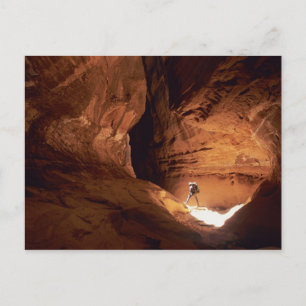 Carte Postale Canyoneur éclairé dans les profondeurs d'un étroit