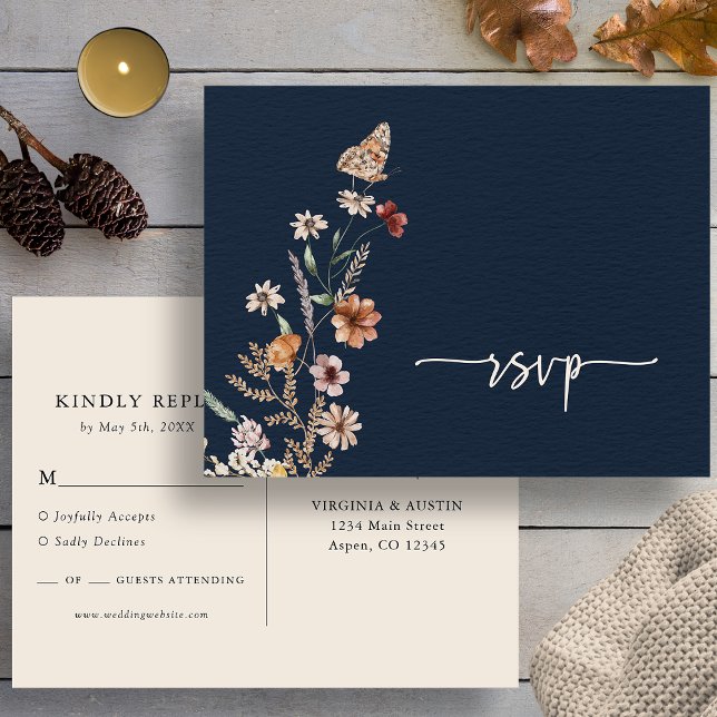 Carte Postale Carton de réponse de mariage Navy Boho RSVP (Navy Wildflower Floral Boho RSVP Wedding Postcard with Butterfly by Painted Paperie
)
