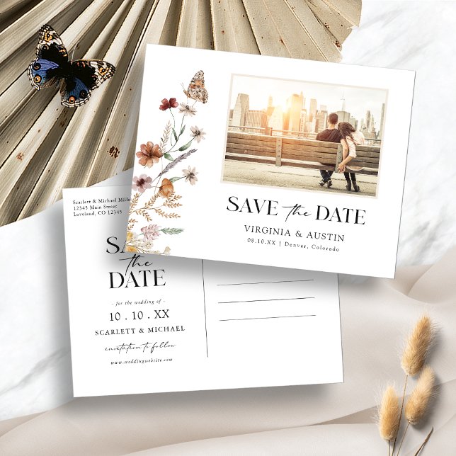 Carte Postale Carton d'invitation préliminaire à motif floral (Floral White Boho Save The Date Postcard with Butterfly by Painted Paperie
)