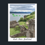 Carte Postale Cartoon Loch Ness Monster & Urquhart Castle Funny<br><div class="desc">Le mignon dessin animé Nessie (le monstre Loch Ness), un monstre de lac vert clair, semblable à un dragon, avec le sourire nageant dans une photo de Loch Ness, dans les Highlands écossais, avec le château Urquhart au premier plan. Une carte postale amusante avec de beaux paysages écossais. Art et...</div>