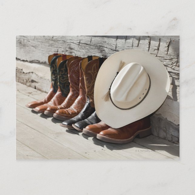 Carte Postale Casquette de cowboy sur la rangée de bottes de cow (Devant)