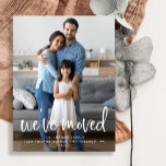 Carte Postale Casual Script | Photo Moving Faire-part<br><div class="desc">Cette faire-part mobile simple et élégante dit "nous avons déménagé" dans la typographie décontractée de script blanc tendance,  avec place pour votre nom et nouvelle adresse ci-dessous. Ajoutez une photo de votre famille ou de votre nouvelle maison !</div>
