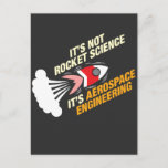 Carte Postale Ce n'est pas la science des fusées C'est l'ingénie<br><div class="desc">Cette chemise d'ingénierie aérospatiale qui fait un grand cadeau à tout passionné d'aviation,  ingénieur aérospatial ou pilote dans votre vie qui aime les chemises d'ingénieur aérospatial amusantes,  aérospatiale et pilote amusant.</div>