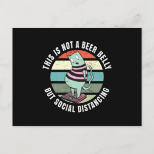Carte Postale Ce n'est pas un ventre de bière, mais une distance