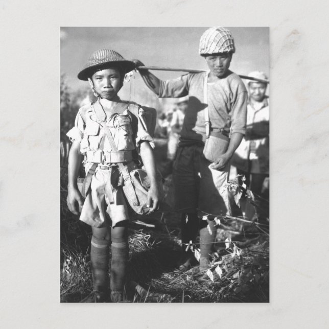 Carte Postale Ce soldat chinois, avec un lourd paquet_Image de g (Devant)