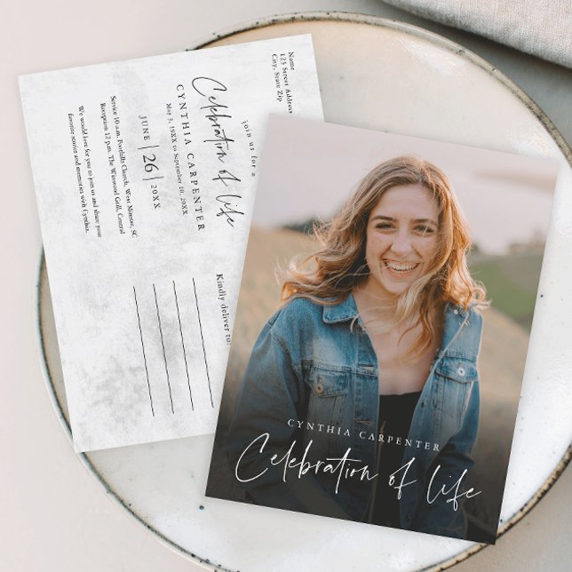 Carte Postale Célébration moderne de la vie Mémorial Funérailles (Modern handwritten script celebration of life photo memorial postcard.)