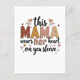 Carte Postale Cette maman porte son coeur sur son manteau